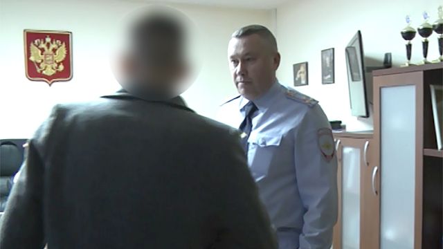 Видео задержания начальника кировского ГИБДД, подозреваемого в мошенничестве с КамАЗами