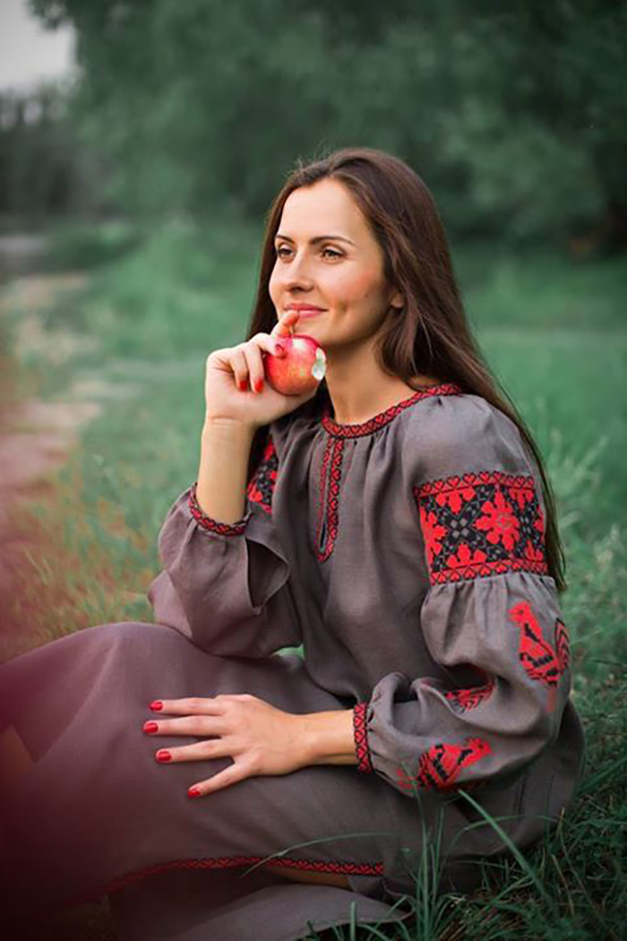платья с вышивкой на сетке