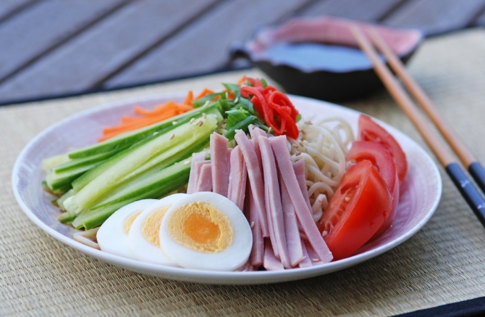 Невероятно вкусный японский салат. \ Фото: mycooktes.ru. 5 азиатских салатов, благодаря которым организм почувствует себя легко и бодро