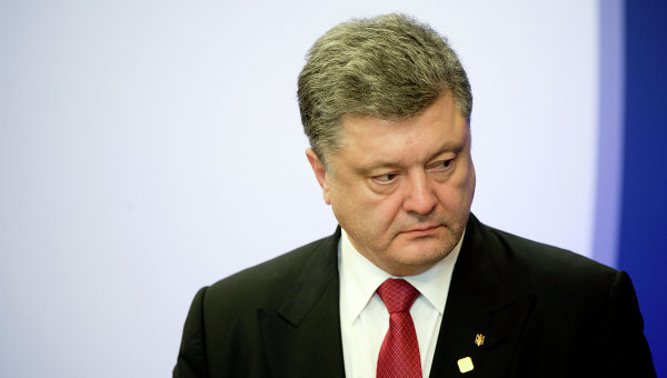 Порошенко все? Разъяренные АТОшники заблокировали кортеж президента Украины