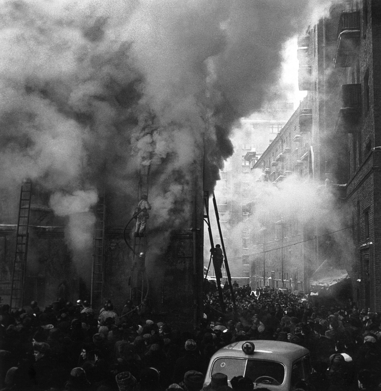 64 ГЕНИАЛЬНЫХ ФОТОГРАФИИ СОВЕТСКОЙ ЭПОХИ Пожар в Москве. 1960 год. Фото: Владислав Киврин