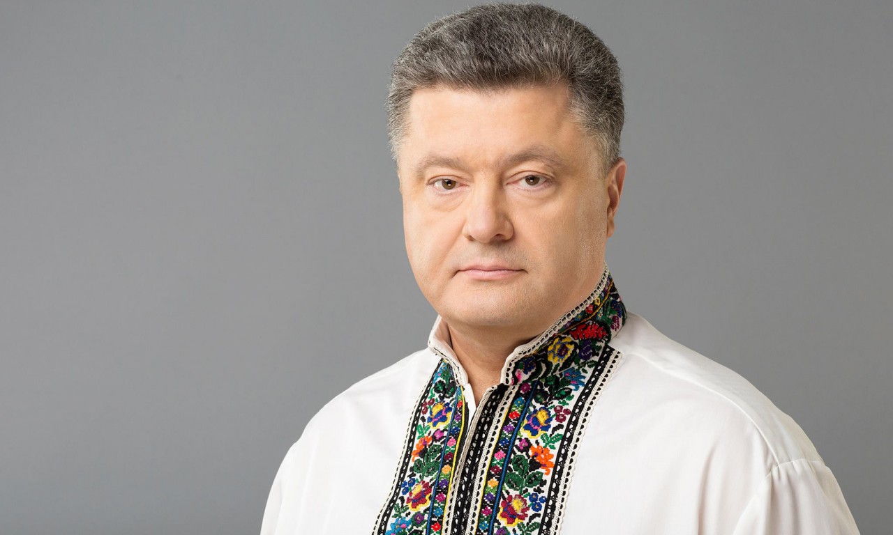 Порошенко публично назвали трансвеститом в патриотической вышиванке Порошенко публично назвали трансвеститом в патриотической вышиванке
