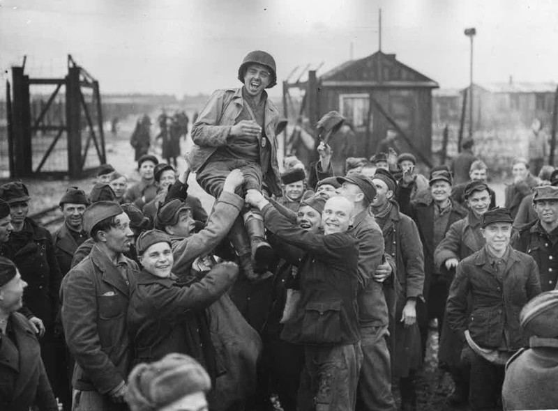 14. Советские военнопленные чествуют американского освободителя война, гуманизм, мир, человек