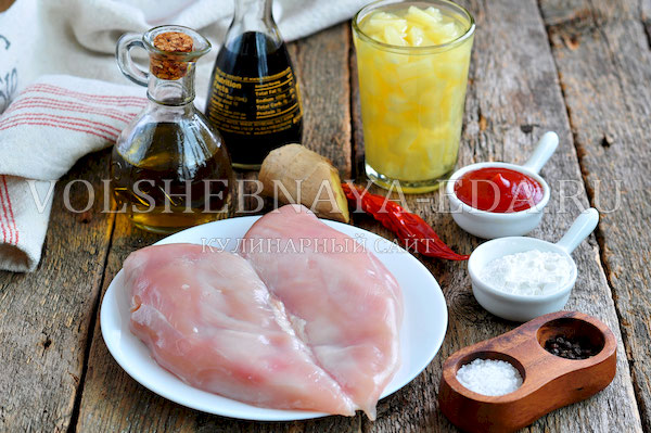 курица с ананасами китайская кухня. original. курица с ананасами китайская кухня фото. курица с ананасами китайская кухня-original. картинка курица с ананасами китайская кухня. картинка original. Китайская кухня – это симбиоз вековых традиций, символов гармонии и природной энергии. В древности статус поваров приравнивался к государственным чиновникам, а некоторые кулинарные мастера достигали невиданных политических высот, только благодаря своему таланту невероятно вкусно готовить. Самые известные блюда Поднебесной – утка по-пекински, жареный рис, столетнее яйцо, черепаховый суп и, конечно же, курица по китайски в кисло сладком соусе. Более 5 тысяч лет такая пища была доступна только императорам. Существовал даже государственный закон, определяющий, кто имел право пробовать определенные сорта мяса. В случае нарушения, виновник карался жестоко – смертная казнь.