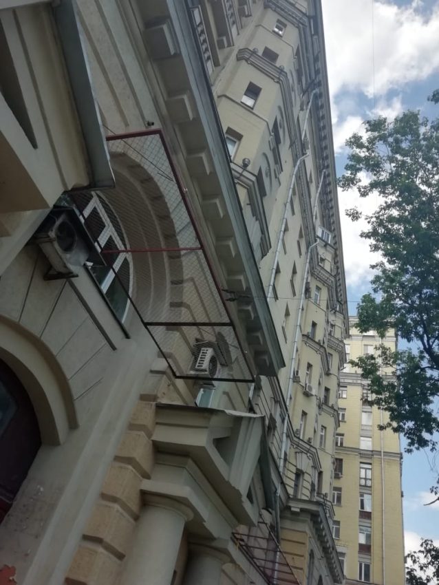 Защитные сетки повесили на доме на Ленинградском шоссе