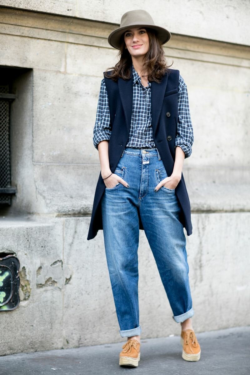 Образ с просторными джинсами. /Фото: fashionapp.ru