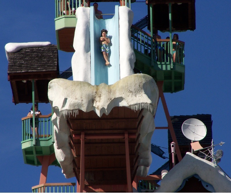 Необычный аквапарк Disney’s Blizzard Beach в стиле горнолыжного курорта. Фото