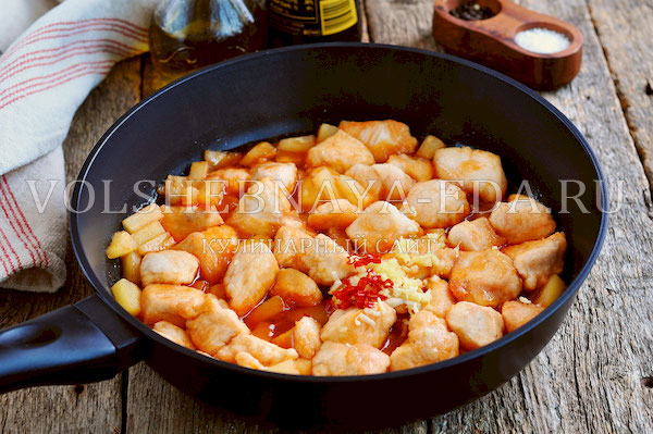 курица с ананасами китайская кухня. original. курица с ананасами китайская кухня фото. курица с ананасами китайская кухня-original. картинка курица с ананасами китайская кухня. картинка original. Китайская кухня – это симбиоз вековых традиций, символов гармонии и природной энергии. В древности статус поваров приравнивался к государственным чиновникам, а некоторые кулинарные мастера достигали невиданных политических высот, только благодаря своему таланту невероятно вкусно готовить. Самые известные блюда Поднебесной – утка по-пекински, жареный рис, столетнее яйцо, черепаховый суп и, конечно же, курица по китайски в кисло сладком соусе. Более 5 тысяч лет такая пища была доступна только императорам. Существовал даже государственный закон, определяющий, кто имел право пробовать определенные сорта мяса. В случае нарушения, виновник карался жестоко – смертная казнь.