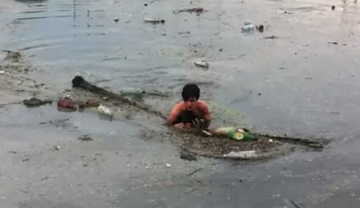 Парень полез в яму с грязной водой и мусором, чтобы спасти щенка