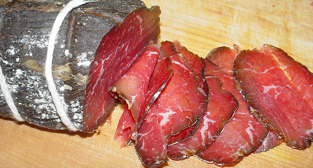 Как готовят брезаолу, вяленое мясо по-итальянски Как готовят брезаолу, вяленое мясо по-итальянски