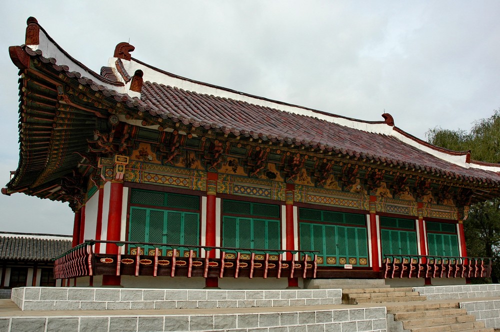 Декорация старинного корейского дворца на киностудии в Пхеньяне