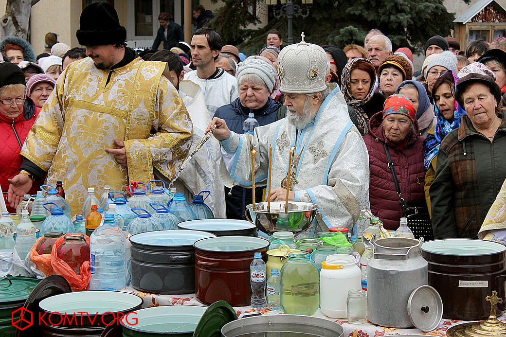 Освящение воды во дворе Казанского собора