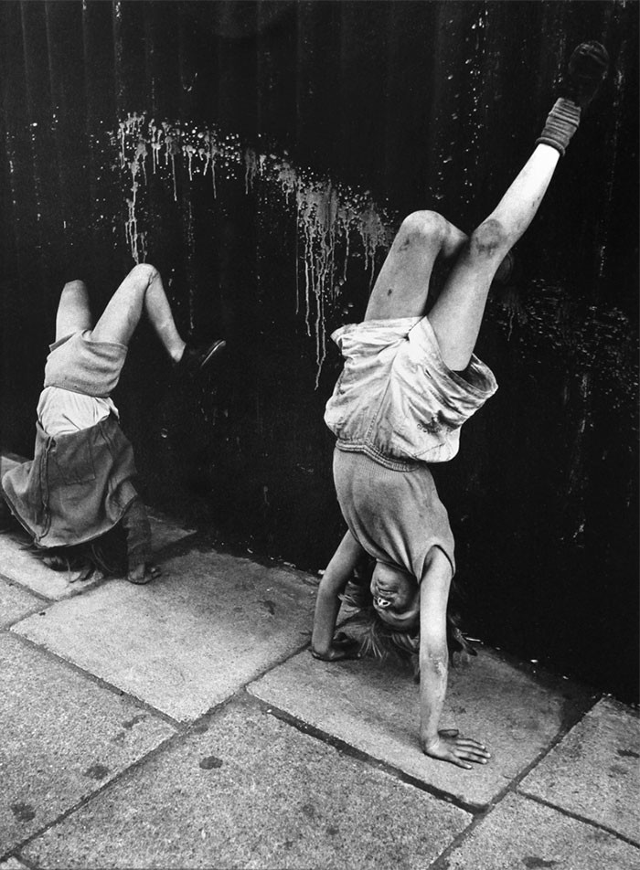 15. Девочки пытаются стоять на руках, Лондон 1956 год детство, прошлое, фотография