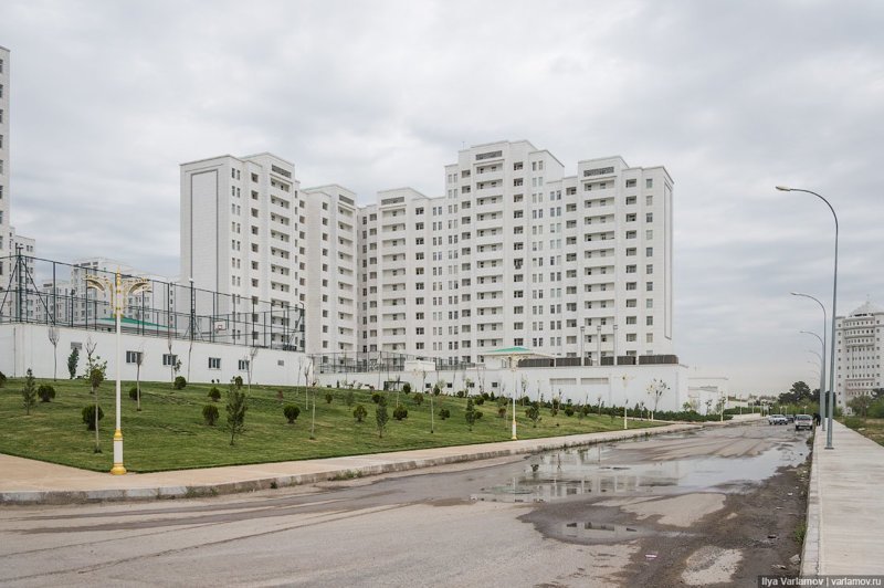 Но красота быстро заканчивается, если зайти за угол. На углом начинается настоящий Ашхабад. С грязными неубранными улицами. Но красота быстро заканчивается, если зайти за угол. На углом начинается настоящий Ашхабад. С грязными неубранными улицами. Ашхабад, пыль в глаза, туркменистан