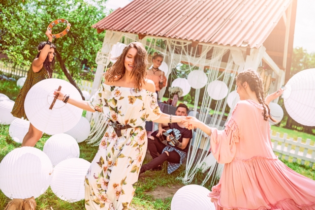 На фото – белое платье в цветы Galore, розовое платье WeAnnaBe, зеленое платье W8Less белое платье в цветы Galore, розовое платье WeAnnaBe, зеленое платье W8Less