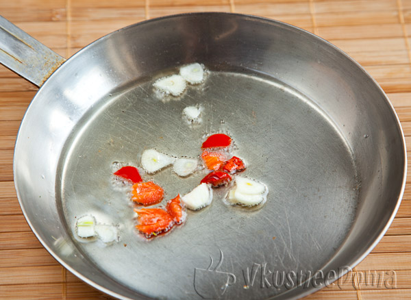 обжариваем чеснок и перец острый