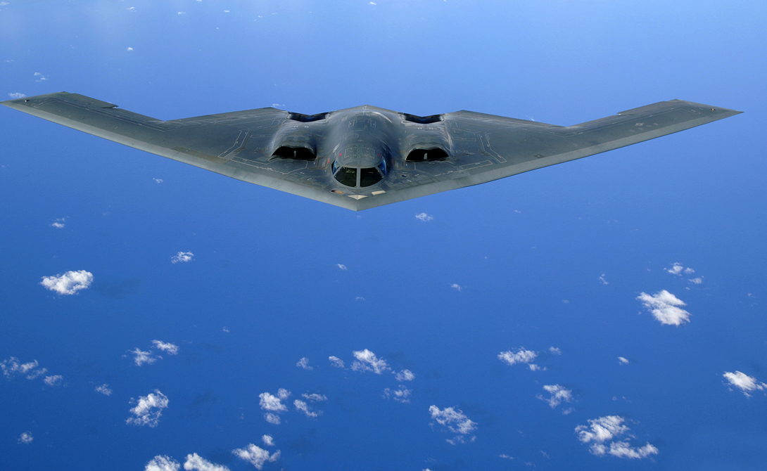 Northrop Grumman B-2 Spirit
Что может быть опаснее стратегического бомбардировщика? Легендарный B-2 Spirit предназначен для прорыва плотной противовоздушной обороны и умеет «доставить посылку» на расстояние в 13 тысяч километров. Правда, стоит одна машинка целый миллиард долларов, что на порядок дороже практически всех аналогичных решений.