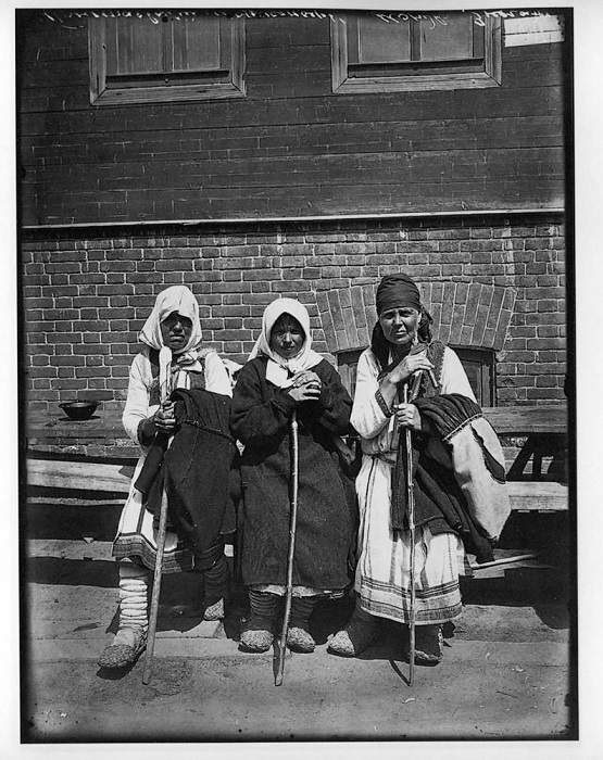 Богомолки в Серафимо-Понетаевском женском монастыре, 1904 год. Богомолки в Серафимо-Понетаевском женском монастыре, 1904 год.