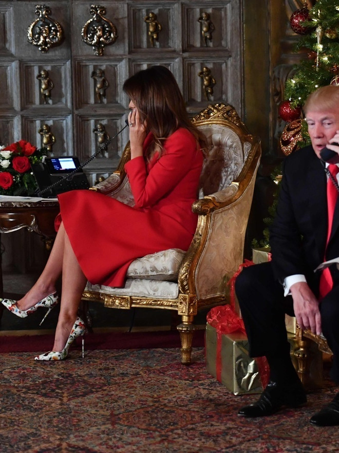 15 блестящих образов Мелании Трамп, которые идеальны для Новогодней ночи (фото 34) 15 блестящих образов Мелании Трамп, которые идеальны для Новогодней ночи (фото 34)