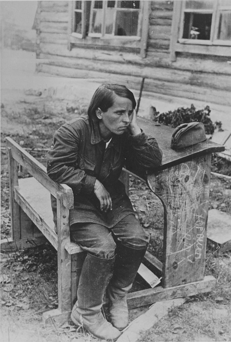 За партой на улице оккупированной деревни. 30 ретро-снимков советских женщин, вставших на защиту своей Родины