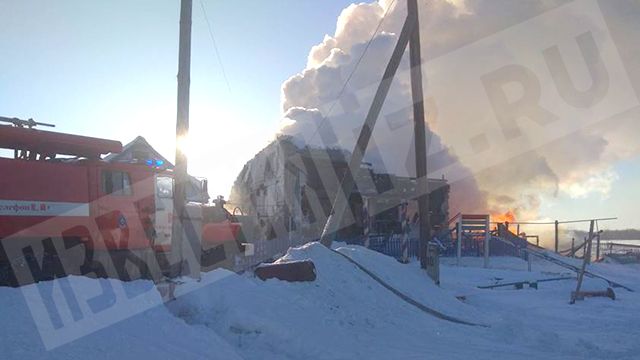 Первые фото с места страшного пожара в доме под Омском, где могут находится 5 детей