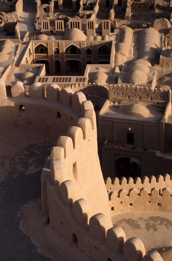 Эти сводчатые и купольные сооружения характерны для средневековых восточных крепостей глиняный город, достопримечательность, древность, иран, ручной труд, туризм