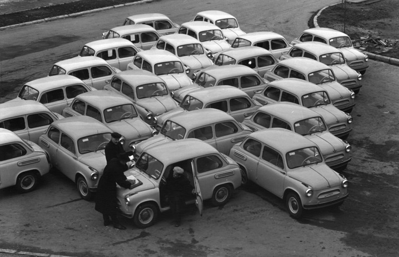 64 ГЕНИАЛЬНЫХ ФОТОГРАФИИ СОВЕТСКОЙ ЭПОХИ Новые «Запорожцы». 1960 год. Фото: Николай Рахманов