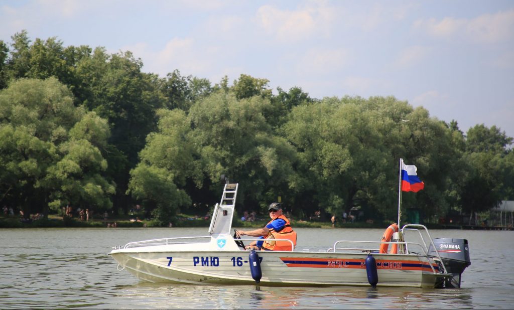 На озере Белое водолазы спасли человека