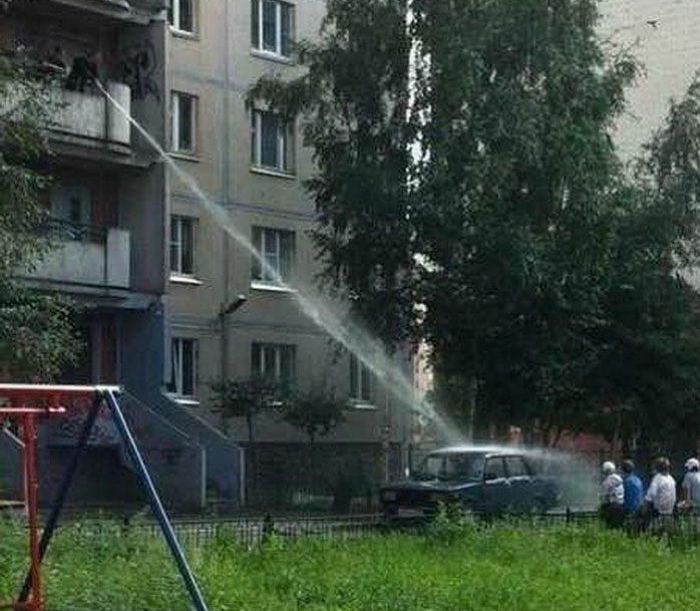 Мытье авто во дворе. Мытье авто во дворе.