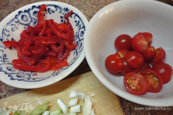 Перец нарезать тоненькими полосками, помидоры — пополам. Сыр натереть на крупной терке. Перец нарезать тоненькими полосками, помидоры — пополам. Сыр натереть на крупной терке.