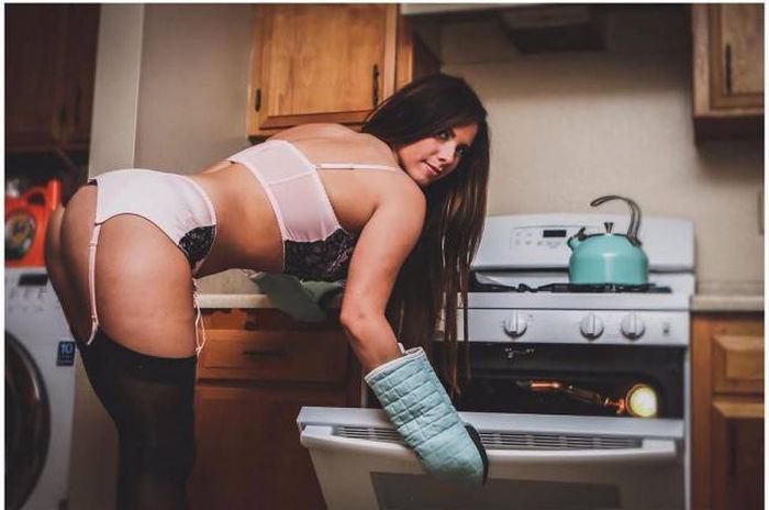 Девушки на кухне (47 фото)