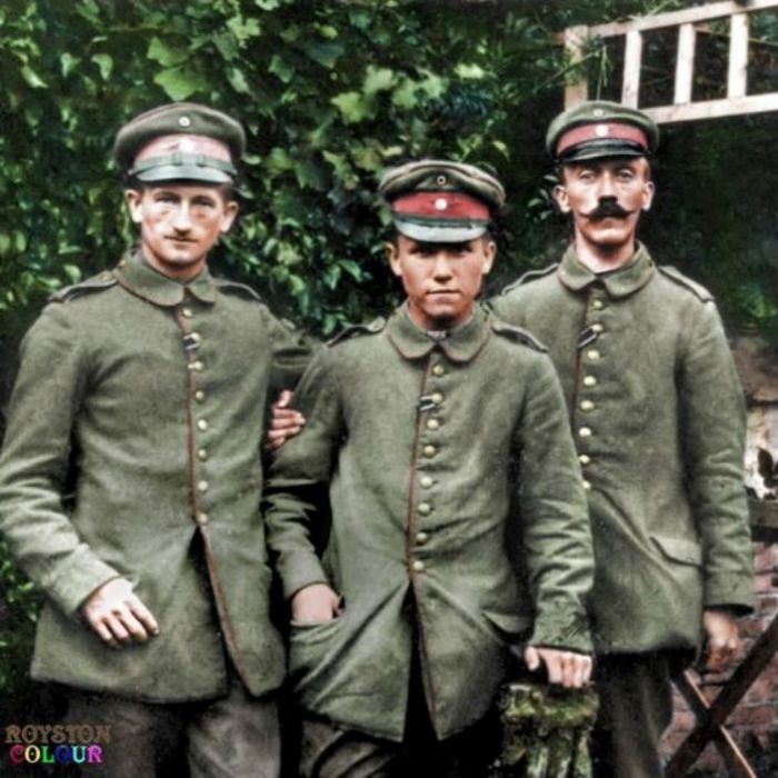 Ефрейтор Адольф Гитлер (справа) со своими боевыми товарищами из 16-го баварского резервного пехотного полка. | Фото: pinterest.com. Ефрейтор Адольф Гитлер (справа) со своими боевыми товарищами из 16-го баварского резервного пехотного полка. | Фото: pinterest.com.
