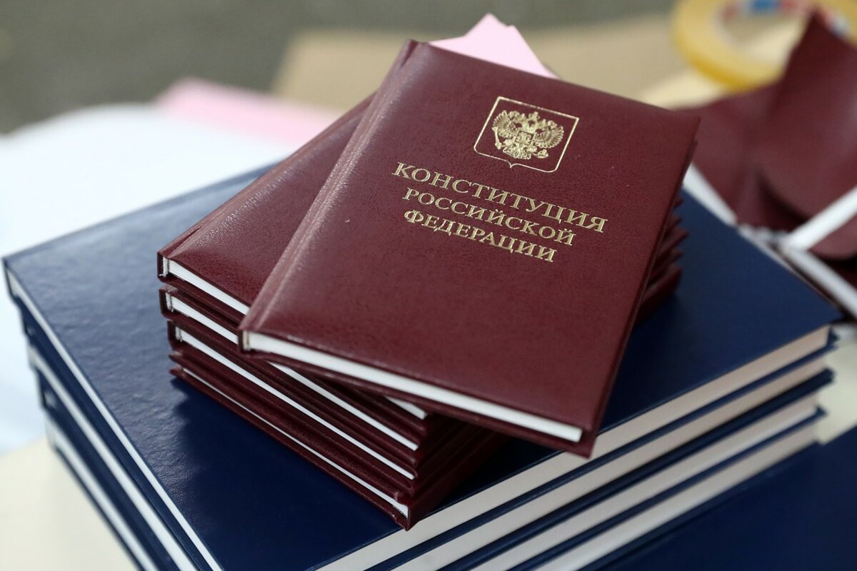 Гоните к чертовой матери из команды Президента этих работников. Они ему только палки в колеса вставляют
