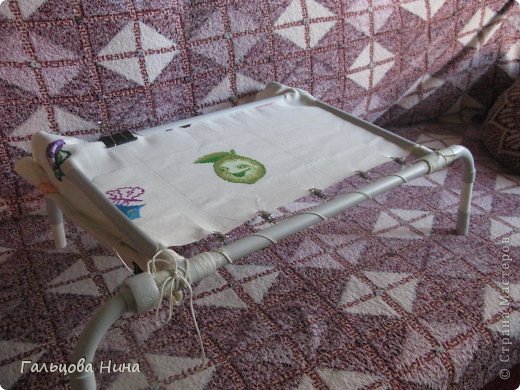 По просьбе одной жительницы СМ попробую выложить МК по изготовлению пяльцев Q-снап и станка для вышивания на их базе. Сразу хочу оговориться, если ко мне заглянули вышивальщицы Голден Кита, Хаеда, ЭстЭ и т.п. -прошу прощения за примитивный станок и преклоняюсь перед Вашим мастерством и трудолюбием! Мне пока не под силу (моральную!) вышивки в 150-200 цветов и парковка. Я перед началом вышивания прошла целый теоретический курс в Инете, я открыта ко всему новому, я за НОТ в любом процессе - поэтому моим единомышленникам сюда. С этого МОЖНО НАЧИНАТЬ увлечение вышивкой, т.к. мой трансформер очень экономичен (я лично не могу позволить себе приобрети станок за 2,0 - 4,0 т.руб), стоит он на самом деле копейки, мне обошелся около 150,0руб (но это было 3 года назад), легко трансформируется в пяльцы с прямоугольной площадью вышивания, легко разбирается и хранится, у станка с натянутой вышивкой можно подогнуть ножки и уложить в пакет для хранения (у меня за шкафом). И самое главное - на нем можно вышивать двумя руками, а это качество и скорость! Если Вы продолжите свое увлечение вышивкой, то можно или приобрести монументальный станок, или опять же изготовить своими силами. Так выглядит станок Q-снап. Т.е это просто прямоугольные пяльцы на ножках. Я вышиваю на диване, ножки станка опираются на диван по бокам от меня (на фото это ближний план) и на журнальный стол. Длину ножек подбирала экспериментальным путем, поэтому на фото они составные, т.к. первоначально оказались коротковаты и я их нарастила. Можно вышивать без журнального столика, в таком случае задние ножки должны быть длиннее, т.е. до уровня пола. фото 8