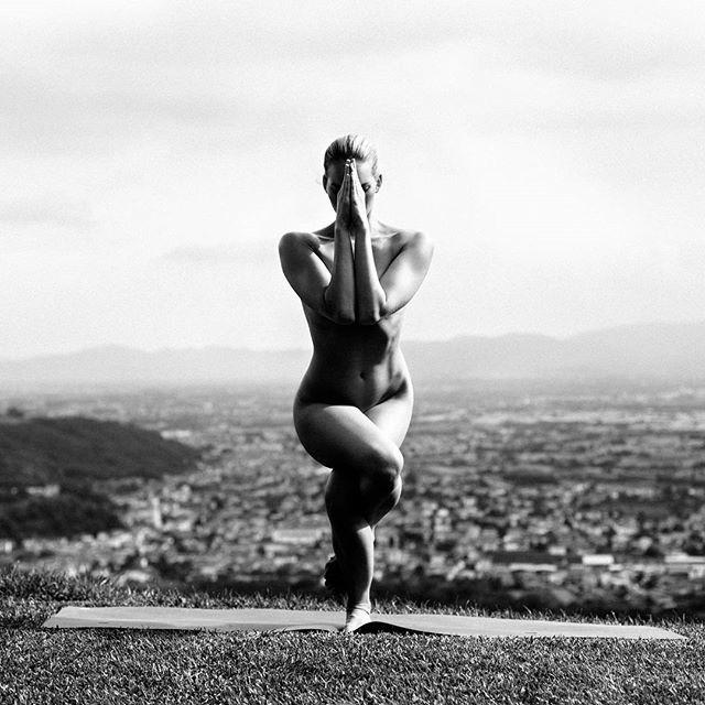 Неизвестная спортсменка выкладывает в Инстаграм фото, как она занимается йогой голышом йога, красота, тело, фигура