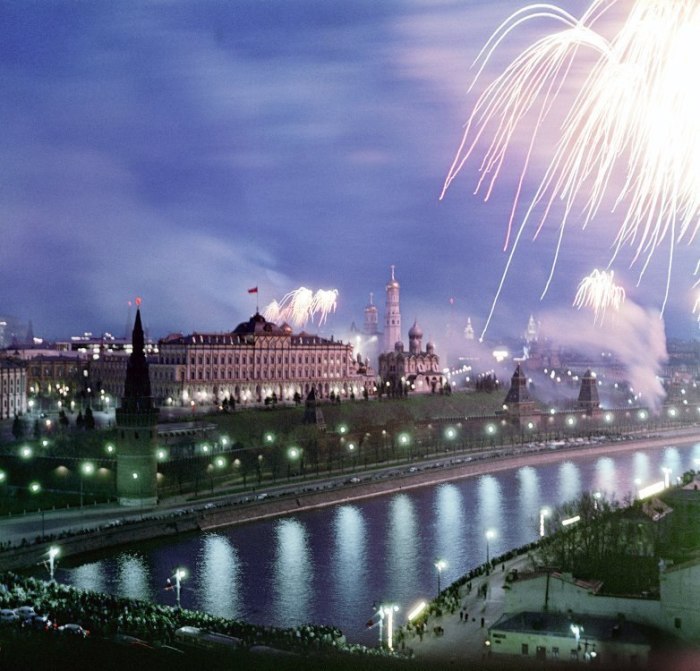 Праздничный салют в честь 20-летия Победы. СССР, Москва, 1965 год. Праздничный салют в честь 20-летия Победы. СССР, Москва, 1965 год.