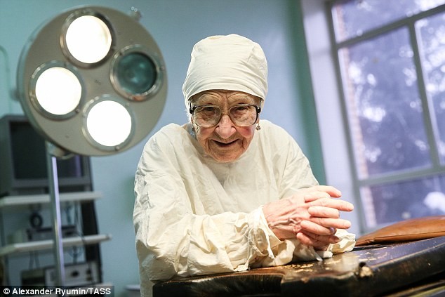 В 90 лет  Алла Ильинична Левушкина  оперирует четырех пациентов в день