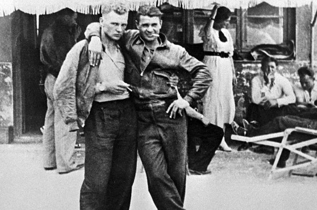 1937 г. Испания. Мадрид. Добровольцы-интернационалисты Владимир Пузейкин (слева) и его боевой друг Петр Шевцов участвовали в национально - революционной войне Испанского народа. Петр Шевцов за мужество, проявленное в Испании, 22 октября 1937 года удостоен звания Героя Советского Союза. Погиб в январе 1944 года во время Великой Отечественной войны.