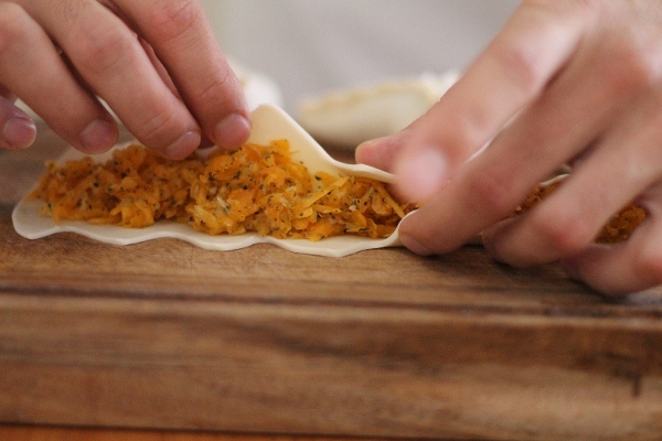 Манты с тыквой сыром и беконом (мастер класс по лепке) Манты с тыквой сыром и беконом (мастер класс по лепке)