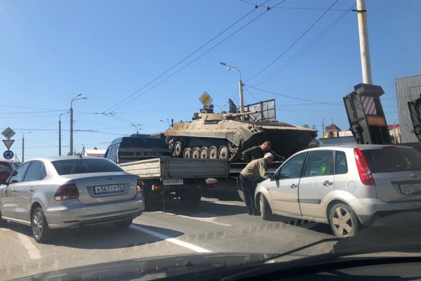 В Севастополе легковой автомобиль столкнулся с гружёным танковым транспортёром