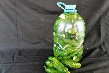Фото к рецепту: Быстрый способ засолки огурцов на зиму / огурцы в бутылке
