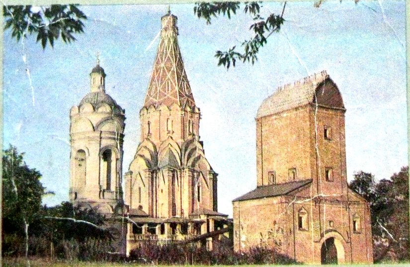 Прогулки по Коломенскому. Георгиевская церковь и колокольня и Водовзводная башня. Прогулки по Коломенскому. Георгиевская церковь и колокольня и Водовзводная башня.