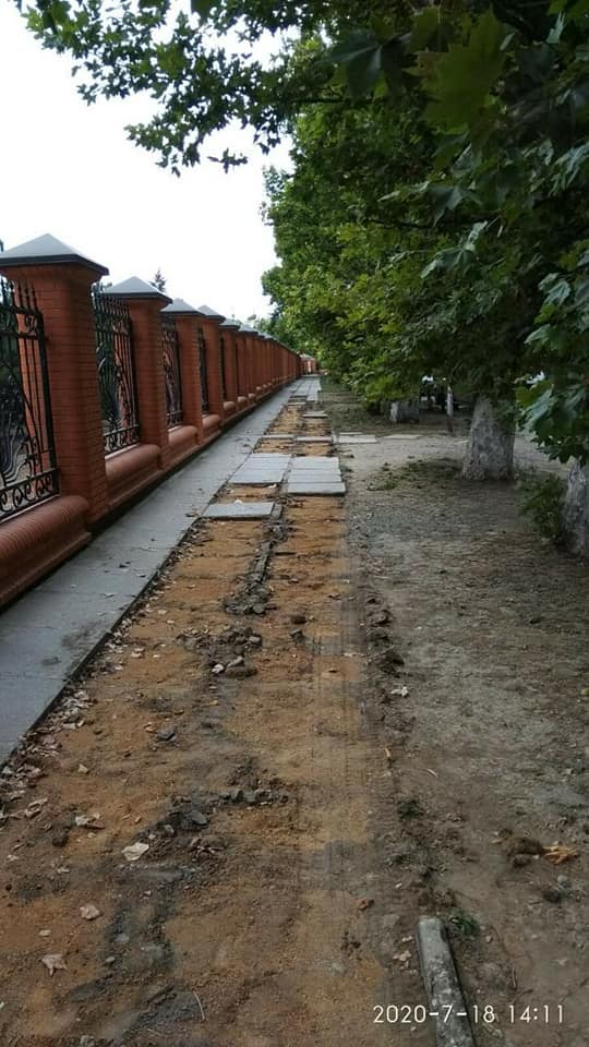 В Саках на центральной улице средь бела дня украли плитку