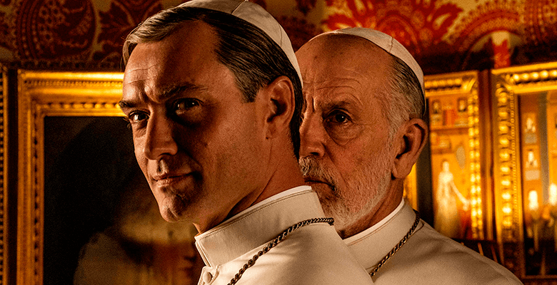 Джуд Лоу пытается сместить Джона Малковича в трейлере «Нового папы»