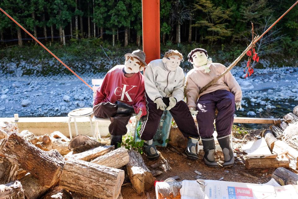 6 жутких фото японской деревни, где мертвецов заменяют куклами