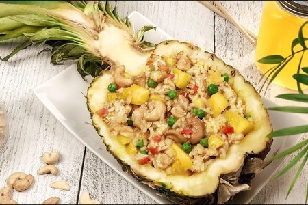 Фото к рецепту: Жареный рис с курицей в ананасе