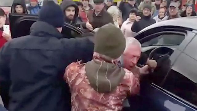 Видео: киевляне устроили самосуд над автохамом, перекрывшим движение на дороге