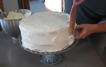 обмазываем торт полностью кремом