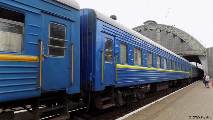 Железнодорожный состав на центральном вокзале в Киеве Железнодорожный состав на центральном вокзале в Киеве