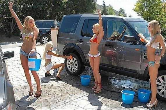 Девушки моют автомобили и себя заодно (23 фото)